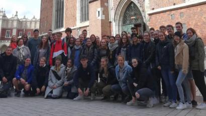 Bild: hir
Eine interessante und intensive Zeit in Krakau erlebten die 50 Fachoberschüler aus Amberg. Vor allem der Besuch des Vernichtungslagers Auschwitz-Birkenau hinterließ tiefe Eindrücke.
