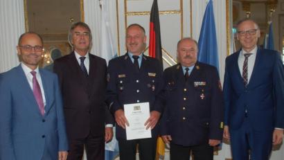 Bild: gib
Wolfgang Fischer (Mitte) nahm das Steckkreuz aus den Händen von Regierungspräsident Axel Bartelt (Zweiter von links) entgegen. Vertreter von Feuerwehr und Politik gratulierten.