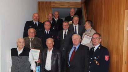 Bild: mfh
Geehrte und Gratulanten mit (vorne, von links) Gerhard Wolf (65 Jahre Mitglied bei der Feuerwehr Rosenberg), Josef Steindl (50), Paul Royer (50), Fritz Schmer (60); (mittlere Reihe, von links) Hans Paulus (60), Vorsitzender Hans König, Bürgermeister Michael Göth, Landrat Richard Reisinger, Günther Schiller (50); (hintere Reihe, von links) Zweiter Vorsitzender Georg Götz, Norbert Weber (40), Andreas Birner (60) sowie Leonhard Kohl (65).