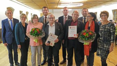 Bild: nm
Für Ernst Gruber (Fünfter von links) und Peter Gruber (Vierter von rechts) gab es bei der SPD hohe Auszeichnungen. Gewürdigt wurde ihr Engagement für die Partei und für den Ort.