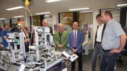 Bild: wro
Die neue Produktionsstraße wurde erst vor wenigen Tagen in Betrieb genommen. Roland Grillmeier, Dr. Hermann Körner, Toni Dutz, Alfred Scheidler und stellvertretender Schulleiter Thomas Metzler ließen sie sich von Jürgen Böckl (von links) im Detail erklären.