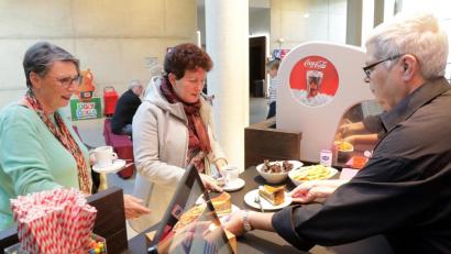 Bild: Wolfgang Steinbacher
Die Amberger Cineplex-Besucher trugen mit Kaffee und Kuchen zum neuen Weltrekord bei.