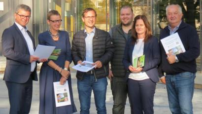 Bild: Köppl
Sie freuen sich auf den Bodentag "Gesunder Boden - Gesunde Lebensmittel" am 27. November in der Schwarzachtalhalle: (von links) Bürgermeister Martin Birner, die Vorsitzende von Slow Food Deutschland, Dr. Ursula Hudson, der Gründer der Interessensgemeinschaft gesunder Boden, Franz Rösl, Martin Pongratz vom Restaurant "Esszimmer" , Hallen-Managerin Rosa Schafbauer und IG-Pressesprecher Josef Schönhammer.