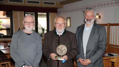 Bild: exb
Der Vorsitzende der Literarischen Gesellschaft Pegnitzschäfer, Frithjof Schaebs (links) und Laudator Manfred Lehner (rechts) beglückwünschen den Träger der Ernst-Pflaumer-Plakette 2019, Dieter Radl.