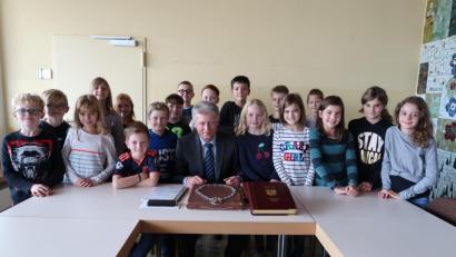 Bild: exb/Grundschule Plößberg
Die Mädchen und Buben der 4b mit Bürgermeister Lothar Müller.