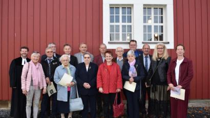 Bild: rgr
15 einstige Konfirmanden feiern mit Pfarrer André Fischer (links) die Jubelkonfirmation in der Grafenwöhrer Michaelskirche.