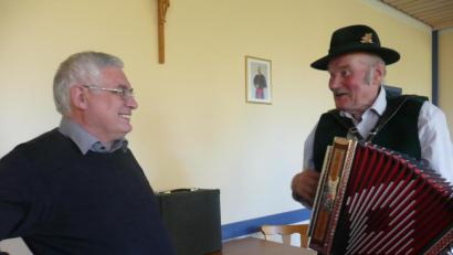 Bild: Leibl, Waltraud
"Auhofbauer" Karl Schreiner bezog auch Pfarrer Eugen Wismeth in seine Darbietungen mit ein.