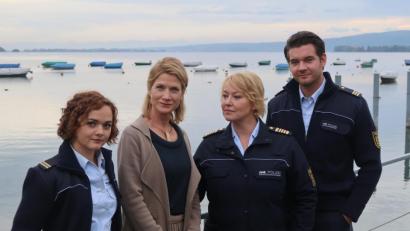 Bild: Kunz
Sie ermitteln bei der Wasserpolizei vor der Kulisse des Bodensees: v.l. Wendy Güntersperger (als Julia Demmler), , Astrid M. Fünderich (Gastrolle), Floriane Daniel (Nele Fehrenbach) und der "Neue" Max König (Jakob Frings).
