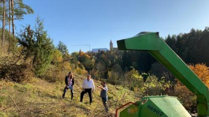 Bild: exb
Von links Frau Anita Vieracker, Mitarbeiterin beim Landschaftspflegeverband Amberg-Sulzbach e.V., 1. Bürgermeister Herr Stefan Braun, Herr Richard Lehmeier, Geschäftsführer des Land-schaftspflegeverbands Amberg-Sulzbach e.V.