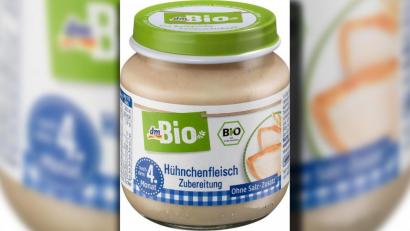 Bild: dm-drogerie markt
dm ruft vorsorglich den Artikel "dmBio Hühnchenfleisch Zubereitung nach dem 4. Monat 125g" zurück.