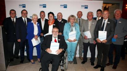 Bild: IHK/exb
Dank sagte die IHK an ehrenamtliche Prüfer. Das Bild zeigt (von links) Bernd Rehorz (IHK-Bereichsleiter Berufliche Bildung), Peter Meyer (Bezirk Oberfranken), Andrea Völker (Selb), Roland Schöffel (stellvertretender Landrat Wunsiedel), Karin Neidhardt (Hohenberg), Alfred Konheiser (Marktredwitz), Ottmar Zötzl (Kirchenlamitz), Ingrid Stephan (Marktredwitz), Dieter Schmidt (Selb), Peter Unglaub (Nagel), Andreas Summerer (Schönwald), Adolf Zötzl (Kirchenlamitz) und Edgar Steffan (Weißenstadt).