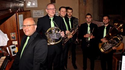 Bild: R. Kreuzer
Organist Walter Thurn und die fünf Musiker von "NOpf Brass" gestalten einen unterhaltsamen Konzertabend.