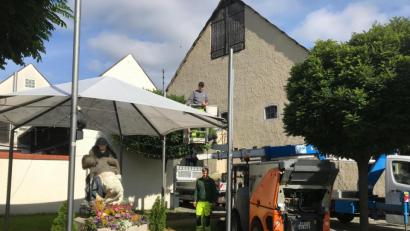 Bild: Stefanie Gradl
Jonas Wurzer (rechts) und Stefan Wiesmeth vom Bauhof der Stadt Vilseck reinigen die Dachplane der Pieta in der Froschau.