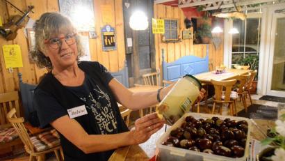 Bild: Kunz
Sabine Mende wäscht mit Kastanienwasser ihre Wäsche.