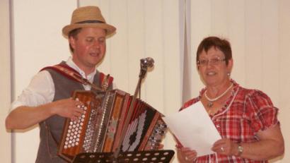 Bild: agr
Auch Pfarrer Stefan Wagner und Christine Schmid trugen zur Erheiterung der Oktoberfest-Gäste bei.