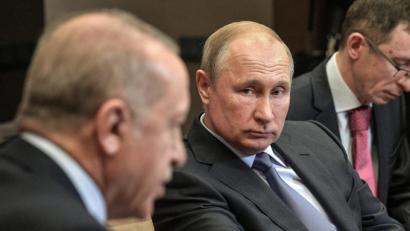 Bild: Kreml/dpa 
Wladimir Putin (Mitte), Präsident von Russland, hat mit Recep Tayyip Erdogan, Staatspräsident der Türkei (links), verhandelt, wie es in Nordsyrien weitergehen soll.