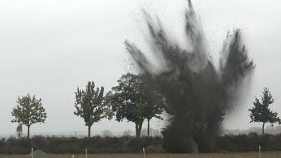 Bild: Alexander Auer
Der Kampfmittelräumdienst sprengt in Neutraubling neun Sprengkörper aus dem Zweiten Weltkrieg.