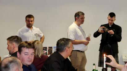 Bild: ads
Höhepunkt des Whisky-Weekends war das Tasting mit Priester Wolfgang Rothe (rechts) , der sich als wahrer Kenner der schottischen Whiskys entpuppte.