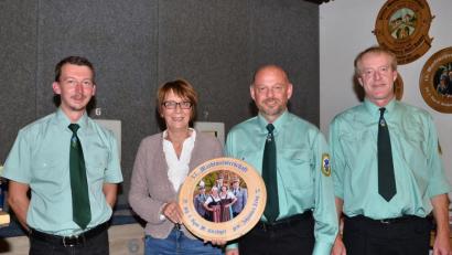 Bild: fjo
Zum zweiten Mal kann sich Schützenmeister Johannes Zeug (Zweiter von rechts) vom Schützenverein "Enzian" über den Sieg der von Bürgermeisterin Margit Kirzinger (Zweite von links) gestifteten Marktscheibe gemeinsam mit seinen beiden Sportleitern, Rudi Hirschmann (links) und Karlheinz Hagner (rechts) freuen.