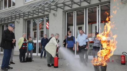 Bild: Wolfgang Steinbacher
Die Rentnerin bekämpft unter Aufsicht von Stadtbrandrat Richard Schieder (rechts) erfolgreich die Flammen.