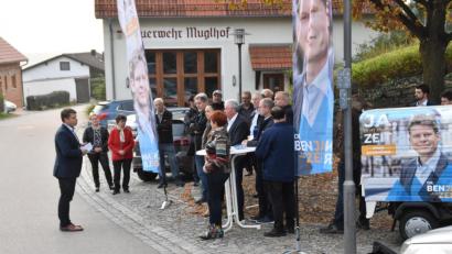 Bild: hcz
Auf dem Platz vor dem Feuerwehrhaus in Muglhof hörte sich OB-Kandidat Benjamin Zeitler die Probleme der Bürger an.