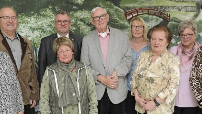 Bild: wsb Wolfgang Steinbacher
Der scheidende Ortsvorsitzender wünscht seinem Nachfolger und dem neuen Vorstand viel Erfolg: Von links Irmtraut Engelhardt, Johann Ludwig, Bürgermeister Michael Göth, Margit Schulz, Herbert Göth, Brigitte Riederer, Kreisvorsitzende Marianne Kies-Baldasty, Karin Hetz und Marita Vetter.