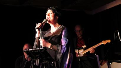 Bild: prh
Unvergessene Hits der "Queen of Soul", Aretha Franklin, singt die Regensburger Sängerin Steffi Denk in einem mitreißenden Konzert auf dem Schafferhof. Begleitet wird sie dabei von hochkarätigen Musikern und Sängerinnen.