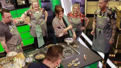 Bild: SAT.1/Benedikt Müller
Maria Frank (Zweite von rechts) mit Teamchefin Maria Groß (Dritte von rechts) und ihren Teamkollegen. Die Pullenreutherin ist zu sehen bei "The Taste" – immer mittwochs, 20.15 Uhr, in Sat.1.