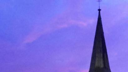 Bild: mng
Die "blaue Stunde" in Kemnath: Lila-blau färbte sich der Himmel im Osten kurz vor Sonnenaufgang und rückte die Stadtpfarrkirche Mariä Himmelfahrt somit "ins rechte Licht".