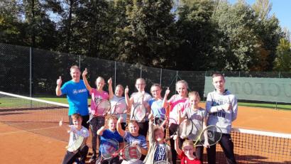 Bild: tu
Die Teilnehmer der Kinder-Olympiade des Tennisclubs mit den Trainern Mario Hartung (links) und Felix Hartung (rechts).