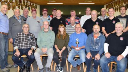 Bild: bö
Stehend, von links: Kreisvorsitzender Oberpfalz-Mitte Bertram Gebhard, Johann Meyer, Franz Mitterberger, Lothar Piekatz, Martin Schmidtbauer, Kreisvorsitzender Oberpfalz-Ost Rainer Weiß, Jürgen Hecht, Xaver Weber, Roland Prügel, Dieter Gumann, Manfred Fuchs, Maximilian Bäuml und Lukas Eisenhut. Sitzend, von links: Gerhard Lindthaler, Geschäftsstellenleiter Kreisgruppe Oberpfalz-Mitte Markus Glatzel, Lisa Zettl, Alfred Ertl, Norbert Schwarz (bester Schütze), Kreisvorsitzender Oberpfalz-Mitte Manfred Zettl und Michael Gerl.