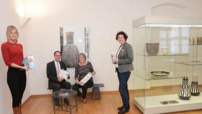 Bild: Gabi Schönberger
Stephanie Forster (Volksbank Raiffeisenbank Nordoberpfalz), Robert Stahl (Sparkasse Oberpfalz Nord) Irene Fritz von der Jugendkunstschule Weiden und Museumsleiterin Stefanie Dietz (von links) stellen das neue Museumsprogramm für Kinder und Jugendliche vor.