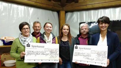 Bild: bnr
Zum Backofenjubiläum spendet der Wald- und Verschönerungsverein je 300 Euro an die Grundschule und den Landkindergarten. Walter Jäckel (Zweiter von links) und Helmut Zimmerer (Zweiter von rechts) übergaben die Spende an die Elternbeiräte.