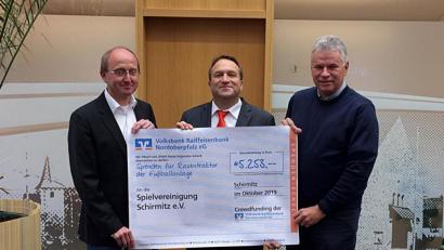 Bild: zer
Projektinitiator Stefan Bock (links) und SpVgg-Vorsitzender Reinhard Herrmann (rechts) danken dem VR-Geschäftsstellenleiter Gerhard Haberl.
