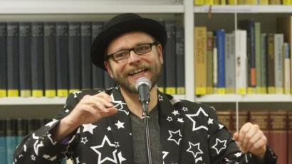 Bild: Hirsch
"Köstlich" fanden die Zuhörer die "Hassrede" von Profi-Slammer Michael Jakob auf das Papier.