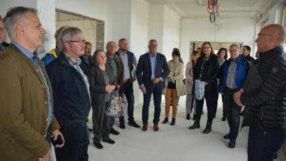 Bild: jr
Da staunten die Stadträte bei ihrer „Kirwa-Tour“, als sie Station an der Grundschule machten. Das Erdgeschoss ist eine reine Baustelle. Viele Gewerke verspäteten sich. Der Umzug musste nochmals verschoben werden, informierte Architekt Armin Juretzka (rechts).