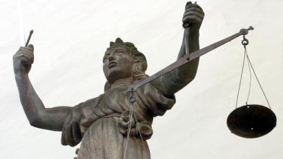 Symbolbild: Matthias Hiekel
Ein Anruf bei der Integrierten Leitstelle hatte für eine 30-Jährige Folgen: Wegen Missbrauchs des Notrufs stand sie vor Gericht und muss 50 gemeinnützige Arbeitsstunden ableisten.