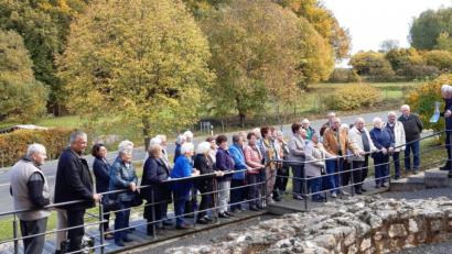 Bild: rab 
Der Ermhofer Ortsheimatpfleger Walter Schraml (rechts) erläutert den Gästen aus Freihung die Geschichte von St. Martin in Ermhof.
