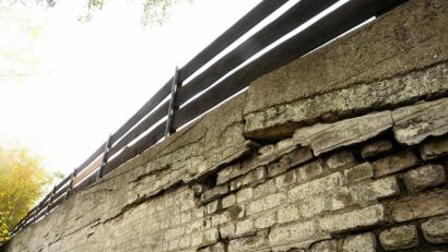 Bild: Joachim Gebhardt
Marode, geflickte Mauern prägen in vielen Bereichen die Situation am Schlossbergweg – so wie hier neben dem Schulmuseum.