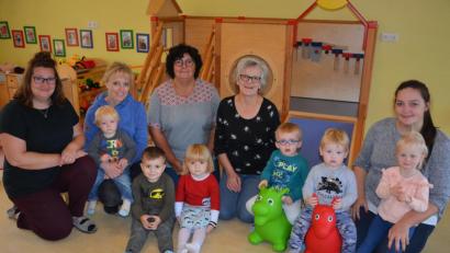 Bild: jr
Die Mitarbeiterinnen der Kinderkrippe in St. Hedwig freuen sich auf die Feier zum 10-jährigen Bestehen. Tag der offenen Türe ist am Sonntag, 27. Oktober. Im Bild die Mitarbeiterinnen (von links) mit Andrea Schneider, Hana Schwartling, Kindergartenleiterin Regina Schiffmann, Wilhelmine Triebe und Maria Schiffmann.