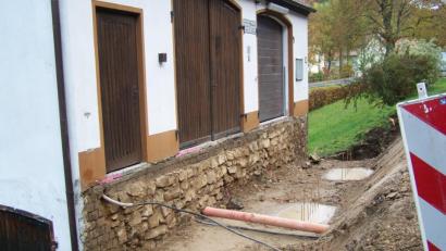 Bild: rrd
Die Fundamente am Feuerwehrhaus sind gegossen. Gut zu sehen ist jetzt die Natursteinmauer des Kellergeschoßes.