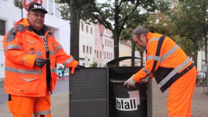Bild: olr
Marcus Drechsler hat den Dreikantschlüssel gezückt, der die Mülleimer in der Weidener Altstadt öffnet. Er ist wie Johann Nickl (rechts) fast jeden Tag auf der Jagd nach Müll unterwegs durch die Stadt.
