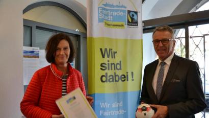 Bild: szl
Tirschenreuth darf den Status Fair-Trade-Stadt behalten. Doris Schön, Fair-Trade-Beauftrage, und Bürgermeister Franz Stahl freuen sich über die Rezertifizierung.