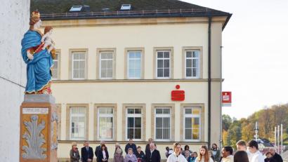 Bild: ü
Pfarrer Augustin Lobo segnet das renovierte "Frauenbild" vor der Pfarrkirche.