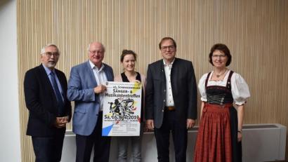 Bild: bnr
Die Organisatoren des „45. Schwarzenfelder Sänger- und Musikantentreffens: (von links) Bürgermeister Manfred Rodde,Volker Liedtke und Christina Scharinger vom Oberpfälzer Kulturbund, Sepp Meindl und Marita Lobenhofer.