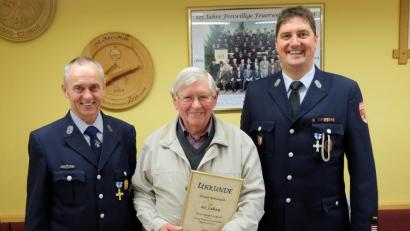 Bild: wlr
Vorsitzender Wilhelm Wittmann (links) und Kommandanten Michael Roith (rechts) ehren Hans Windisch.