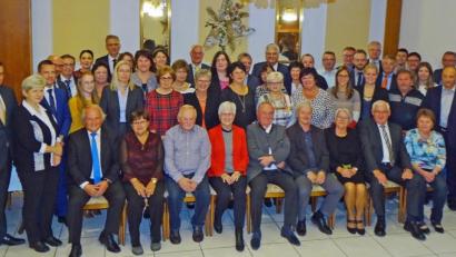 Bild: Dobmeier
Der Vorstand und Aufsichtsrat der Volksbank Raiffeisenbank Nordoberpfalz eG ehrt langjährige Mitarbeiter und verabschiedet Kollegen in den Ruhestand.