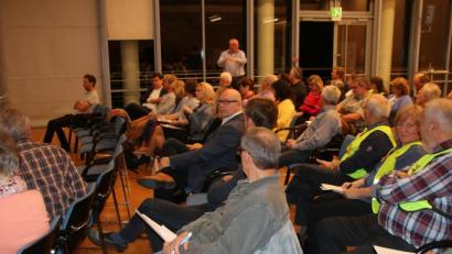 Bild: jrh
Professor Matthias Wuschek von der TH Deggendorf (im Hintergrund) traf auf eine Mauer der Ablehnung: