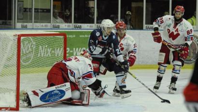 Bild: gb
Einen Sieg und eine Niederlage gab es am vergangenen Wochenende für die Blue Devils. Der 0:6-Heimpleite gegen Spitzenreiter Deggendorfer (Szene mit Chase Clayton vor dem Gästekasten) folgte ein 2:1-Erfolg beim SC Riessersee. An diesem Wochenende treffen die Weidener zu Hause auf den ECDC Memmingen und auswärts auf den ERC Sonthofen.