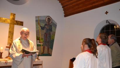 Bild: gi
Pfarrer Josef Most feiert gemeinsam mit den Gläubigen aus Niederland, Etzgersrieth, Saubersrieth, Tröbes, Grub und Moosbach den Festgottesdienst zum Patrozinium ihrer Dorfkapelle, die dem Hl. Wendelin geweiht ist.